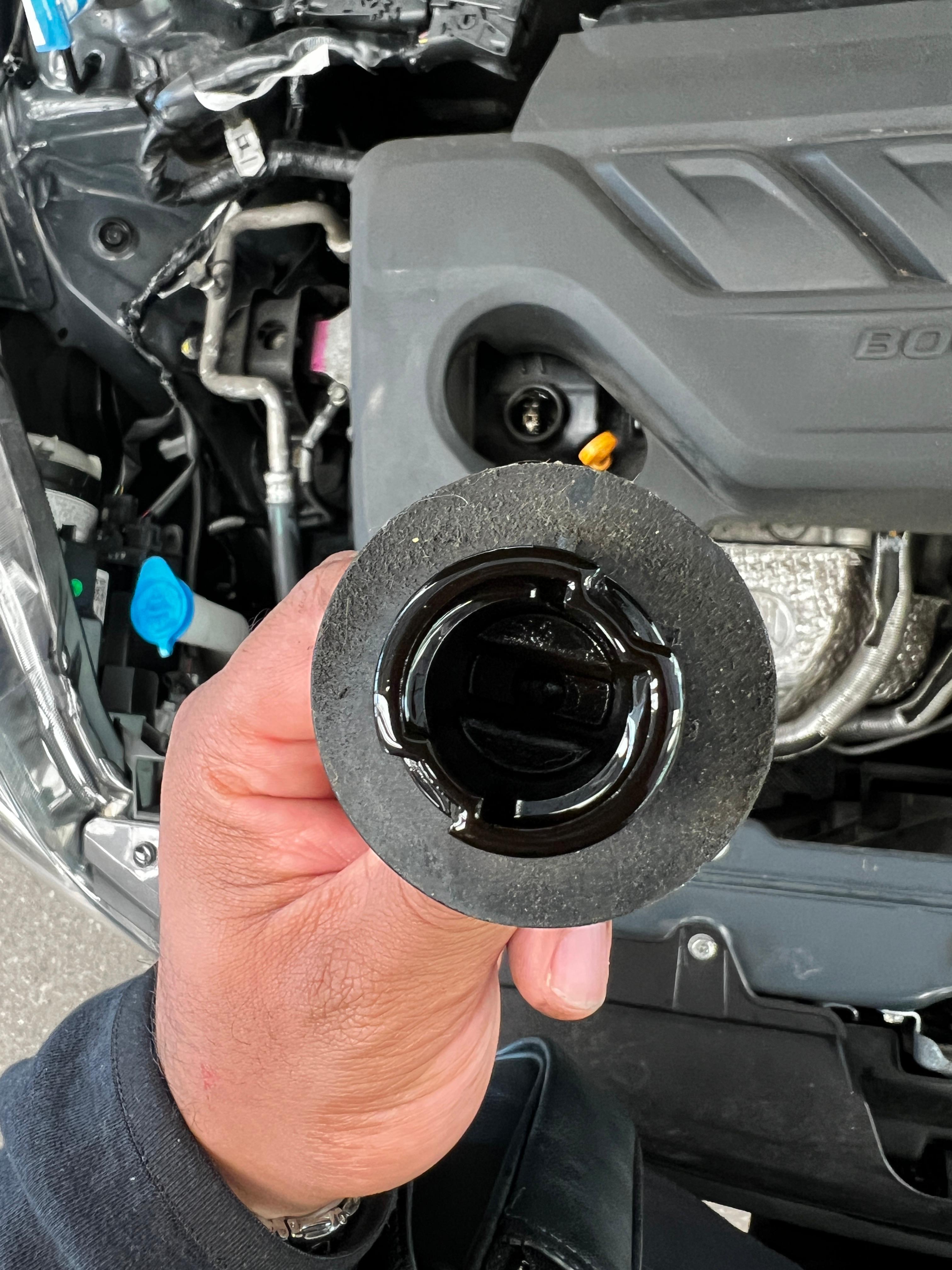 Bouchon huile noire moteur — inspection VerifKar